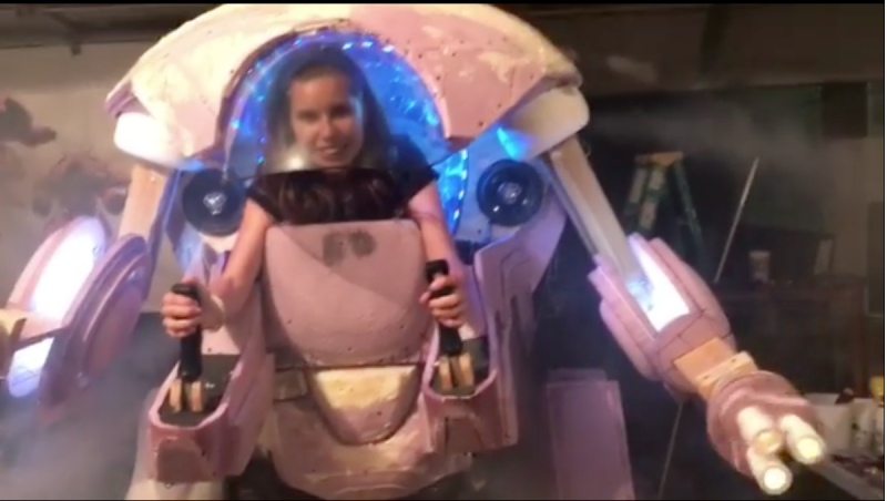 [News]สุดยอดคุณพ่อ!พัฒนาหุ่นกระต่าย D.Va จาก Overwatch แบบเดินได้จริง ให้ลูกสาวใช้แต่งคอสเพลย์!!