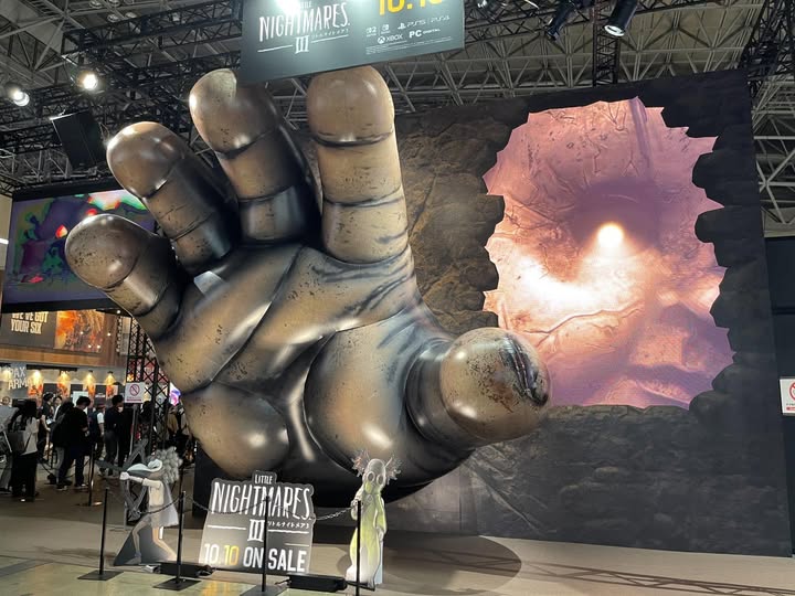 บูธ Bandai Namco ในงาน Tokyo Game Show 2025 มาแบบอลังการ! นั่นคือรูปปั้นมือขนาดใหญ่จาก Little. Nightmare 3 ภาคล่าสุดซีรีส์เกมสยองขวัญเดินด้านข้างที่ในครั้งนี้ มีโหมด Co-op ด้วย