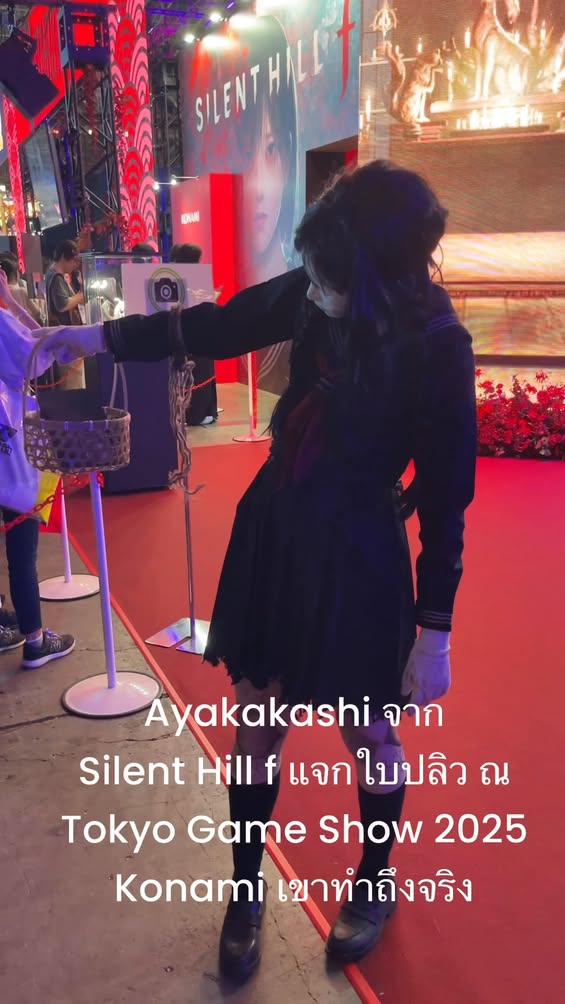 Ayakakashi จาก Silent Hill f ยืนแจกใบปลิวที่บูธ Konami ในงาน Tokyo Game Show 2025