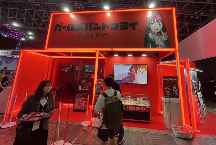 ทางเราอยู่ในงาน Tokyo Game Show 2025 เข้างานมาปุ๊บ ก็เจอบูธของ Girls Band Cry หรือเกมมือถือดัดแปลงจากอนิเมะซีรีส์ Girls Band Cry ที่เป็นความร่วมมือกันระหว่าง Donut Games และ Tori Animation