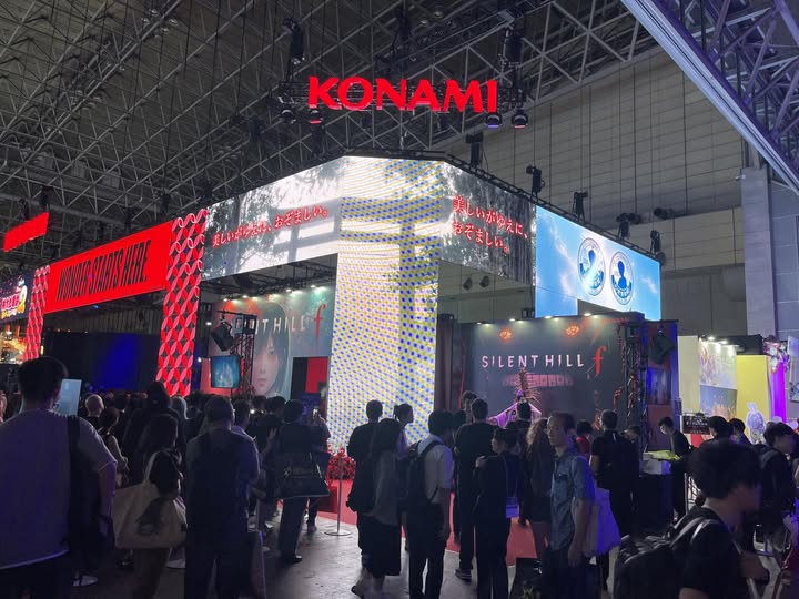 บูธ Konami ใน Tokyo Game Show 2025 ที่ใหญ่ระดับบ้านทั้งหลัง ของเด่นก็แน่นอนว่า Silent Hill f ภาคล่าสุดของเกมสยองขวัญเอาตัวรอดในเมืองแห่งสายหมอก ที่หน้างานมีโมเดลมอนสเตอร์ในเกม และข้างในเป็นนิทรรศการของเกมนี้