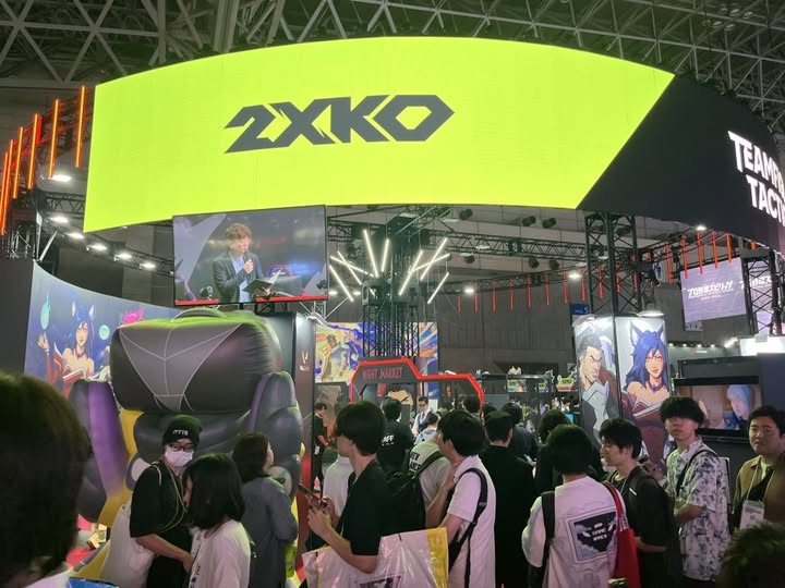 บูท Riot Games ปีนี้ แน่นอนว่าก็ต้องขนเกมน้องคนสุดท้องอย่าง 2XKO เกมไฟต์ติ้ง 2v2 ที่เพิ่งเปิดทดลองเล่นเบต้าไป มาให้ลองเล่นในงาน โดยเครื่องที่ให้ทดสอบจะเล่นได้ทุกตัวที่มีในตอนนึ้ และให้ลองใช้ Razer Kitsune รุ่นสกรีนลาย Ahri ในการเล่นทดสอบอีกด้วย