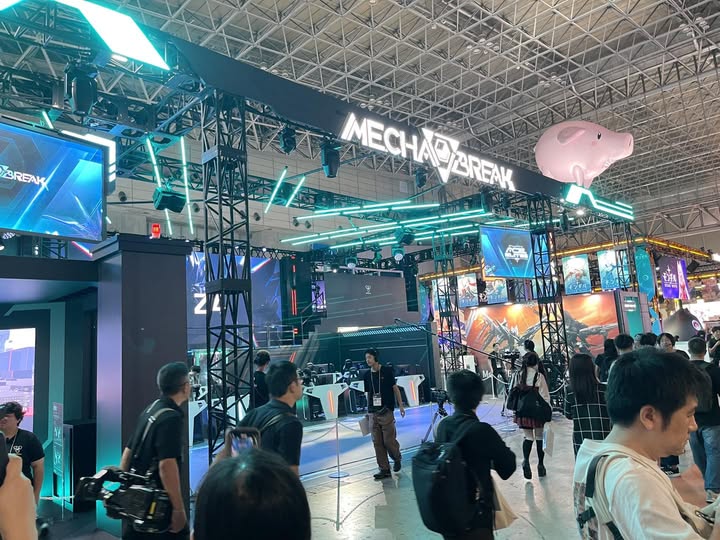 บูธ Mecha BREAK เกมหุ่นรบ PvP ที่มาพร้อมระบบสร้างตัวละครสุดเซ็กซี่ ที่ลูกเพจหลายคนถามหา วันนี้ในงาน Tokyo Game Show 2025 เปิดมาด้วยการแสดงของนักคอสเพลย์สาวที่แต่งเป็นไพลอทจากเกม