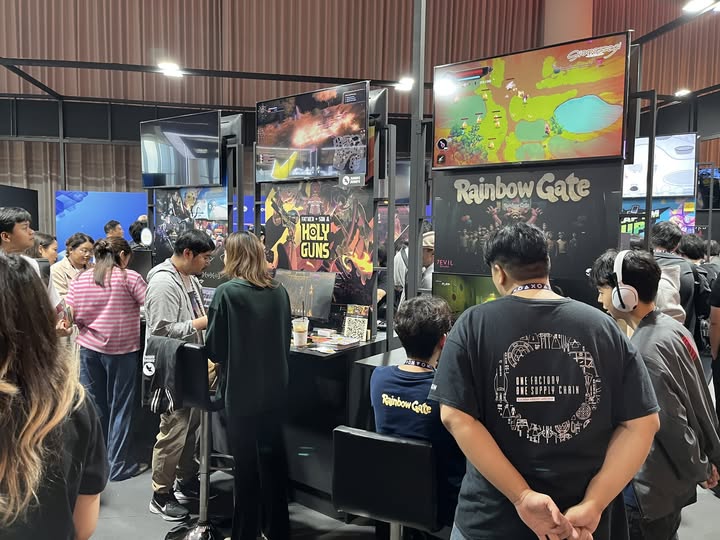 บรรยากาศของ Thailand Pavillion ในวัน B2B งาน gamescom asia x Thailand Game Show วันที่ 16 ต.ค นี้ เรียกได้ว่าจัดเต็มขนเกมมาโชว์เพียบ รวมถึงตัวอย่างเกมให้ลองเล่นด้วย และมีแขกแวะมาเยี่ยมเยียนตอลดเวลาไม่มีพักเลย